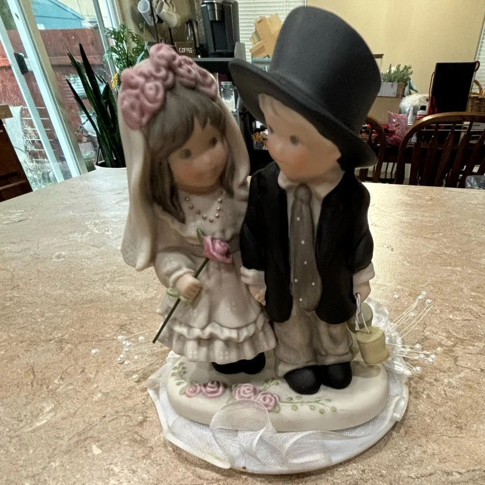✂️Enesco ‘Promise of Love’ Figurine - attached to wedding topper ✂️